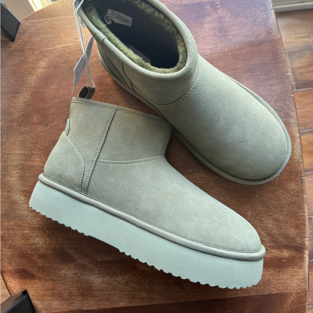 American Eagle, Olive Green Ankle Boots 8.5, Fuzzy Inside